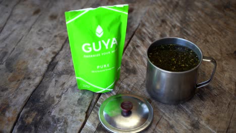 Heiß-Aufgebrühter-Tee-Aus-Der-Guayusa-Pflanze-Neben-Der-Guya-Tee-Verpackung