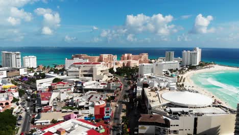 Drohnenaufnahmen-Der-Hotelzone-Von-Cancun-Mit-Strand-Im-Hintergrund