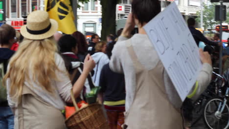 Personas-Vestidas-Como-Agricultores-Para-Protestar-Contra-El-Uso-De-Transgénicos.