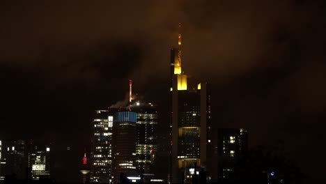 Vista-Nocturna-De-Lapso-De-Tiempo-Bloqueado-De-Edificios-De-Oficinas-En-Frankfurt,-Alemania
