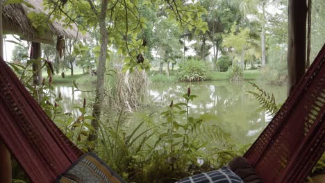 Hängematte-Vor-Dem-Teich-In-Einem-Traditionellen-Thailändischen-Haus