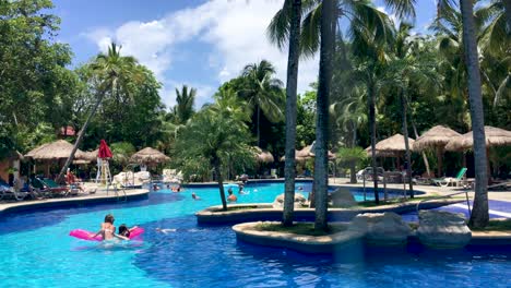 Ein-Swimmingpool-In-Einem-Mexikanischen-Resort