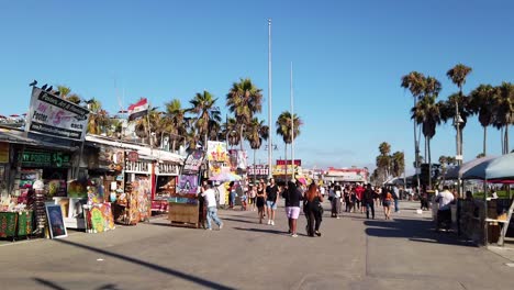 El-Paseo-Marítimo-De-Venice-Beach-En-California-En-Un-Día-De-Verano