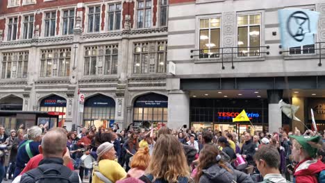 Los-Manifestantes-De-Rebelión-De-Extinción-Bailan-Para-Crear-Conciencia-Frente-Al-Metro-Tesco-En-La-Estación-De-Liverpool-Street