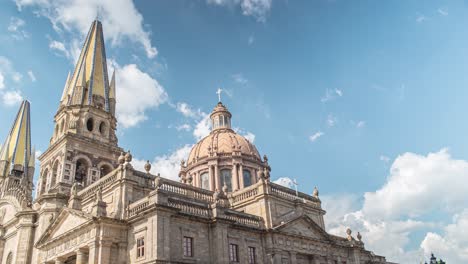 Zeitraffer-Der-Wunderschönen-Kathedrale-Von-Guadalajara,-Jalisco,-Mexiko-Mit-Den-Schnell-Vorbeiziehenden-Wolken