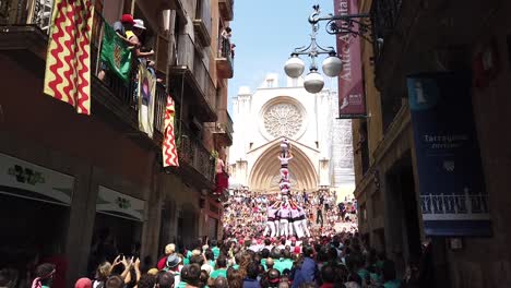 Building-a-traditional-human-tower-in-the-city-centre-of-Tarragona,-Catalonia,-Spain,-Europe
