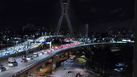 Vista-Aérea-Del-Puente-Estaiada-Y-El-Tráfico,-Por-La-Noche,-Sao-Paulo,-Brasil.