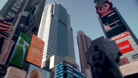 Schnelle,-Aus-Niedrigem-Winkel-Rotierende-Ansicht-Der-Digitalen-Werbetafeln-Und-Anzeigen-Am-Times-Square,-New-York-City