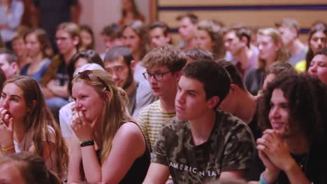 Feliz-Audiencia-Joven-Aplaudiendo-En-Una-Conferencia-Juvenil-En-La-Escuela-Waldorf-En-Zeist,-Países-Bajos---Toma-Panorámica