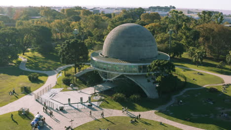 Luftaufnahme---Galileo-Galilei-Planetarium,-Buenos-Aires,-Argentinien,-Nach-Vorn-Steigend