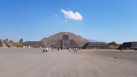 Zu-Fuß-In-Richtung-Der-Mondpyramide-In-Der-Archäologischen-Zone-Von-Teotihuacan,-Mexiko