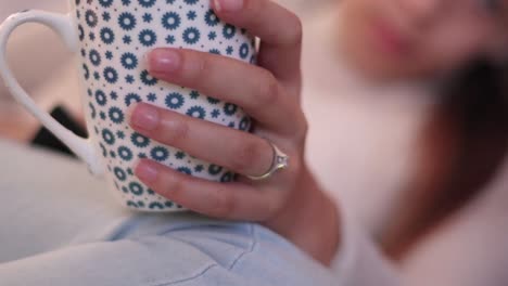 Ehering-Oder-Verlobungsring-Am-Finger-Einer-Frau,-Die-Eine-Kaffeetasse-Hält