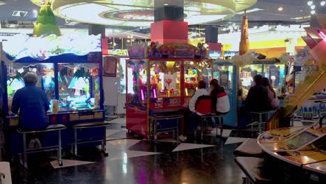 Gente-Jugando-Videojuegos-Arcade-En-Un-Centro-De-Juegos-Electrónicos-En-Japón.