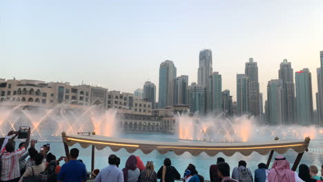Beeindruckende-Springbrunnenshow-In-Dubai,-Aufgenommen-Aus-Der-Perspektive-Eines-Touristen