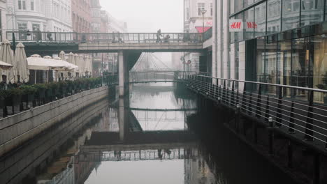 Aarhus-Stadtzentrum-Fluss-Nebligen-Tag-Brücke