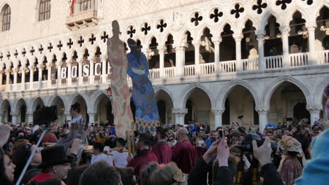 Venedig,-Italien---18.-Februar-2017-Karnevalsmasken--Und-Kostümposen-Auf-Dem-Markusplatz