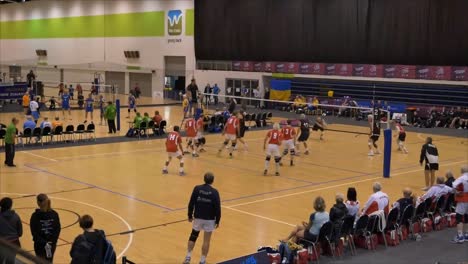 Schuss-Von-Volleyballspielern-über-Jahren,-Die-Sich-Im-World-Master-Game-Im-Waitakere-Trust-Stadium-Versammeln