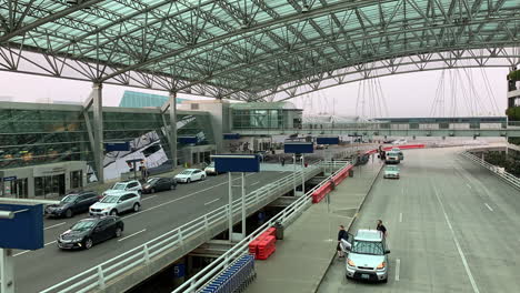 Time-Lapse-of-cars-coming-in-and-driving-out-of-the-departures-area-at-Portland-Airport