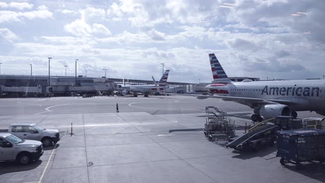 Time-lapse:-airplane,-luggage-transport,-and-workers-airport-traffic-at-gate