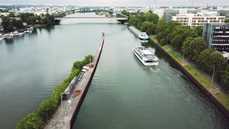 Siguiendo-Y-Pasando-Por-Un-Barco-En-La-Alcantarilla-De-Frankfurt-Am-Main,-Alemania