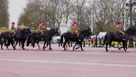 Los-Guardias-A-Caballo-De-Queens-Salen-Del-Cuartel-De-Caballos-De-Londres-Con-Un-Traje-Verde-Estándar