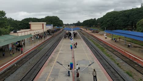 Tomada-El-20-07-2019,-Vista-De-Una-Estación-De-Tren-India,-Pasajeros-Esperando-El-Tren-En-El-Andén-De-La-Estación