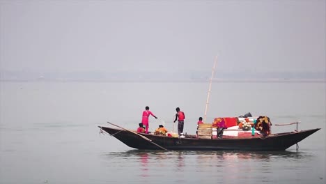 Bede-Menschen-Angeln-Im-Padma-Fluss-In-Einem-Traditionellen-Boot