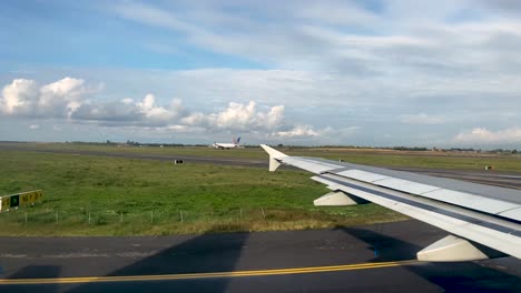 Blick-Aus-Dem-Flugzeugfenster-Am-Internationalen-Flughafen-Von-Rom-Mit-Dem-Flugzeug-Von-United-Airlines-Im-Hintergrund