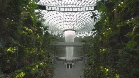 Der-Herrliche-Anblick,-Der-Sie-Begrüßt,-Wenn-Sie-Vom-Haupteingang-Zum-Jewel-Changi-Airport-In-Singapur-Gehen-4k