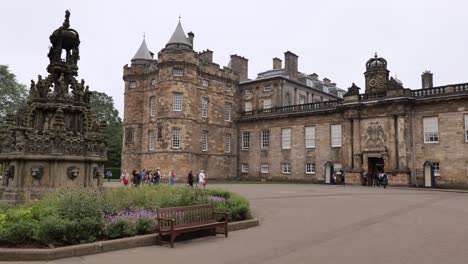 The-courtyard-of-the-Holyrood-Palace,-royal-residence-in-Edinburgh,-Scotland-with-the-fountain