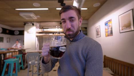 Hombre-Blanco-Bebiendo-Una-Cerveza-Artesanal-En-Un-Bar.