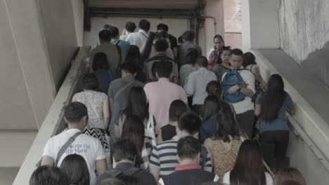 Pasajeros-De-Manila-Mrt-Subiendo-Escaleras