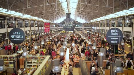 Menschen-Auf-Dem-Time-Out-Market-Lisboa,-Einer-Lebensmittelhalle-Und-Einer-Wichtigen-Touristenattraktion-Im-Mercado-Da-Ribeira-Am-Cais-Do-Sodre-In-Lissabon,-Portugal