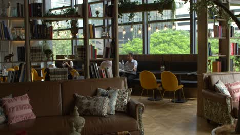 Wunderschöne-Antike-Zeitgenössische-Café-Lounge