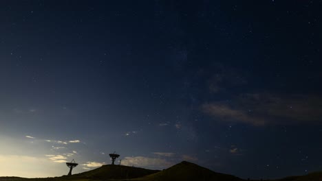 Night-Sky-time-lapse-with-parabolic-dish-antennas,-Table-Mountain
