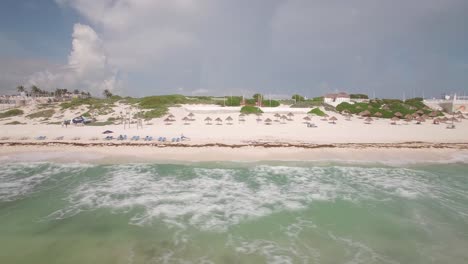 Luftbild-Dolly-Entlang-Einem-Leeren-Strand-In-Cancun,-Mexiko