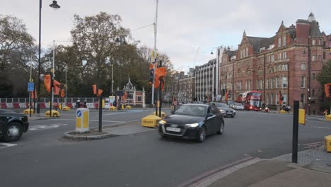 Grosvenor-Road-Chelsea-Embankment-Junction-Bolsas-Naranjas-Sobre-El-Semáforo-De-Londres