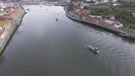 Vista-Aérea-Desde-El-Río-Duero-Con-Barco-Tradicional-En-El-Casco-Antiguo-De-Porto