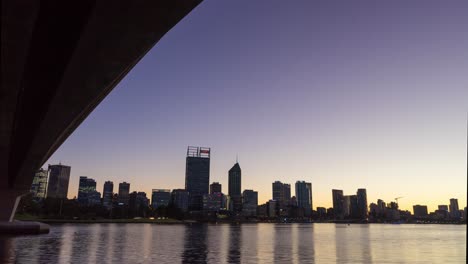 Zeitraffer-Bei-Sonnenaufgang-Mit-Wechselndem-Umgebungslicht,-Während-Die-Stadt-Perth-Erwacht