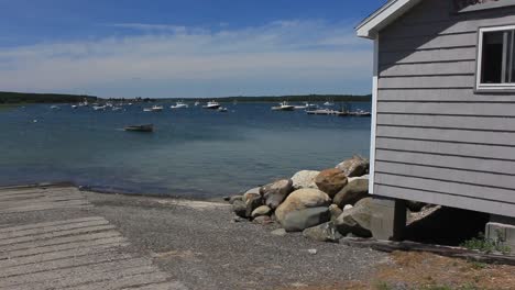 Barcos-Y-Playa-En-Pine-Point-Maine-Con-Casa-En-Segundo-Plano.