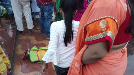 Foto-De-Una-Mujer-India-Realizando-El-Ritual-Chatt-Puja-Frente-A-La-Gente-En-Calcuta.