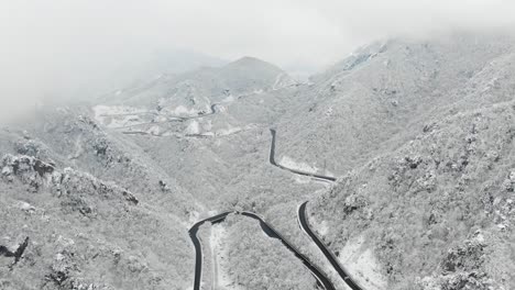 Schneebedeckte-Berge-Und-Straße-Mit-Drohnen-Seoraksan,-Südkorea