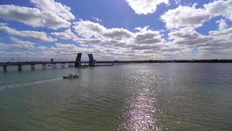 Luftaufnahme-Eines-Motorboots-Auf-Dem-N-Causeway-Island-Park,-Fort-Pierce,-Florida