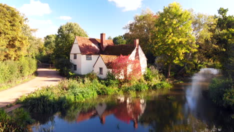 Ein-Luftbild-Von-Willy-Lotts-Haus-In-Flatford,-Suffolk,-Wo-Der-Künstler-John-Constable-„The-Haywain“-Malte