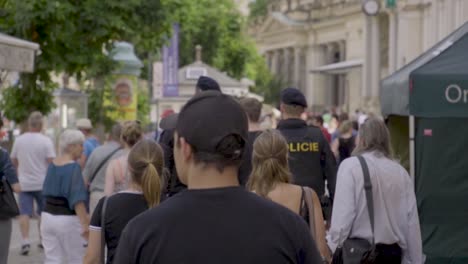 Strafverfolgungspolizisten-In-Uniform-Gehen-Auf-Den-Straßen-Von-Prag-Spazieren