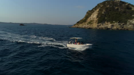 Vista-Aérea-De-La-órbita-Recorrido-En-Barco-Zakynthos-Isla-Griega-Reluciente-Océano-Costa-Destino-De-Viaje