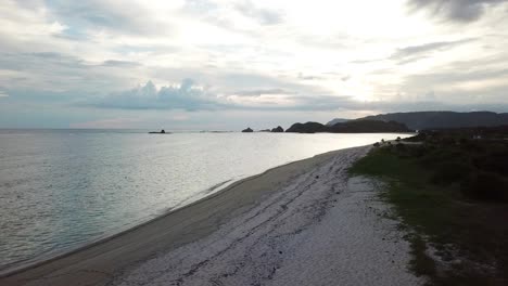 Antenne-4k-Schöner-Isolierter-Strand-In-Indonesien-Bei-Sonnenuntergang