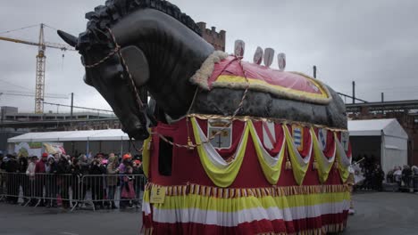 Big-black-horse-statue-wagon-making-turn-in-Aalst-carnival-in-belgium