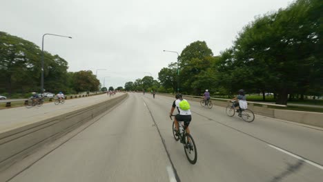 Chicagoer-Radfahrer-Fahren-Während-Der-Bike-The-Drive-2022-Auf-Dem-Dusable-Lake-Shore-Drive-Richtung-Norden,-Heller-Rucksack-Des-Fahrers-Auf-Der-Rechten-Seite