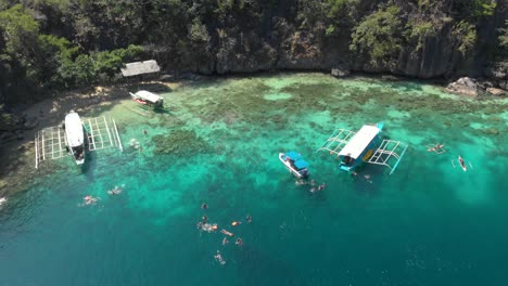 Los-Nadadores-Y-Practicantes-De-Snorkel-Disfrutan-Del-Agua-Increíblemente-Cálida-Y-Clara-Alrededor-De-Las-Islas-De-Busuanga,-Filipinas.